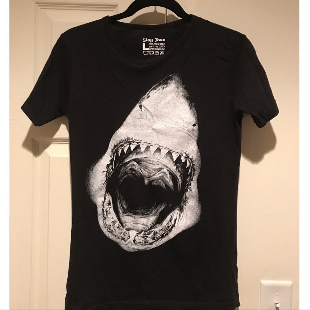 🌟Moving sale🌟 🦈 Shark shirt