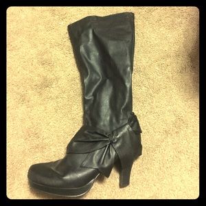 Pre-owned Black boots with bow sale 6.5