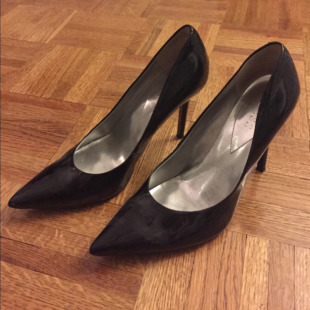 Patent leather black pumps