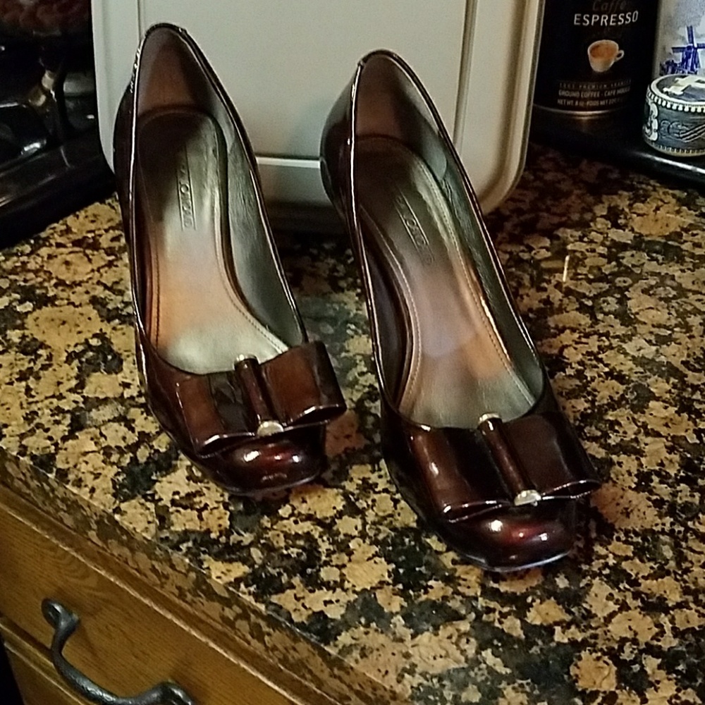 Patent leather brown shoes