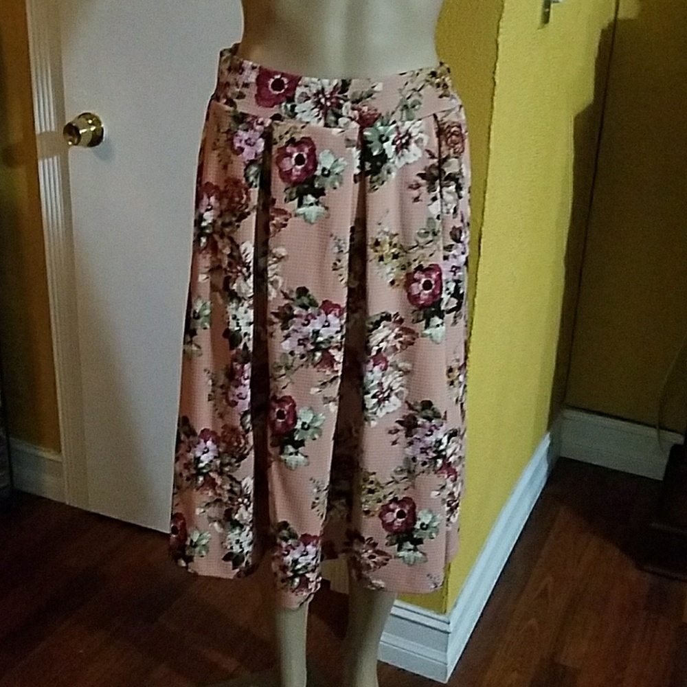 🎉 10%🎉 CLOSET 🎉Floral print midi skirt NWOT