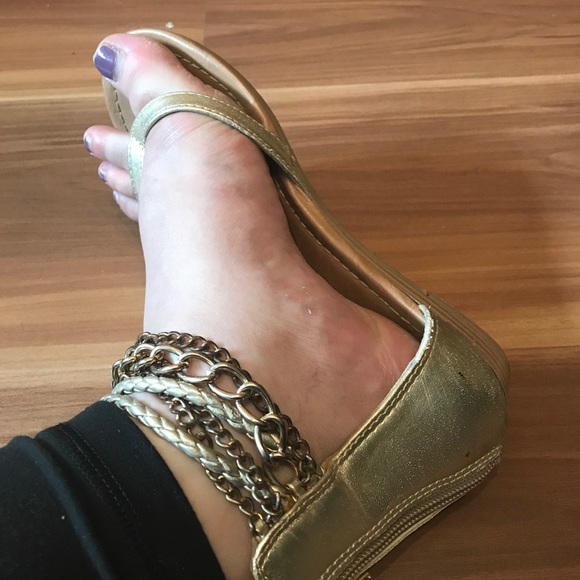 Gold sandals - Picture 2 of 2