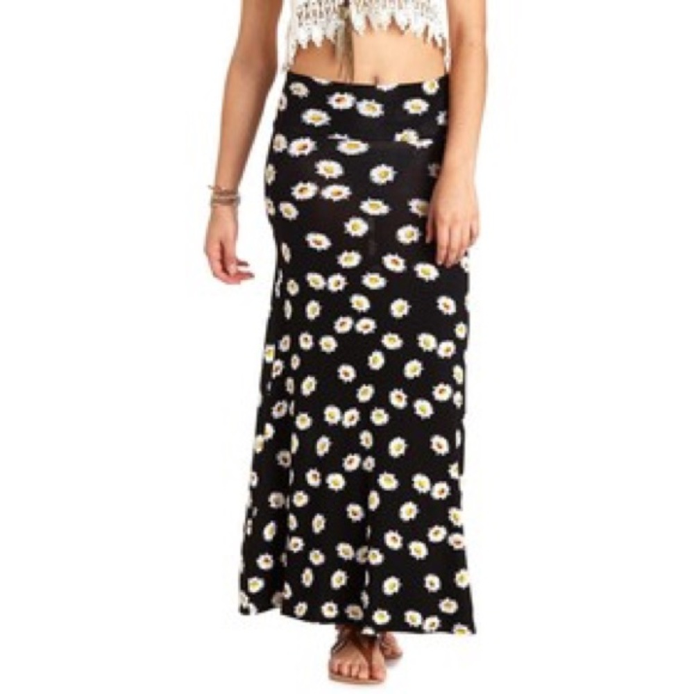 NWOT Charlotte Russe Daisy Print Maxi Skirt