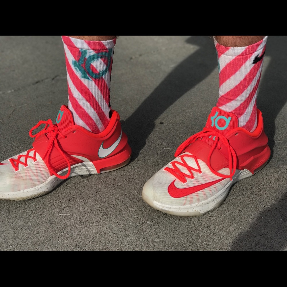 KD 7 XMAS "EGGNOG" + KD CANDY CANE SOCKS