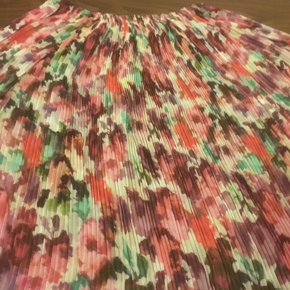 St. John Pleated Top - Picture 2 of 7