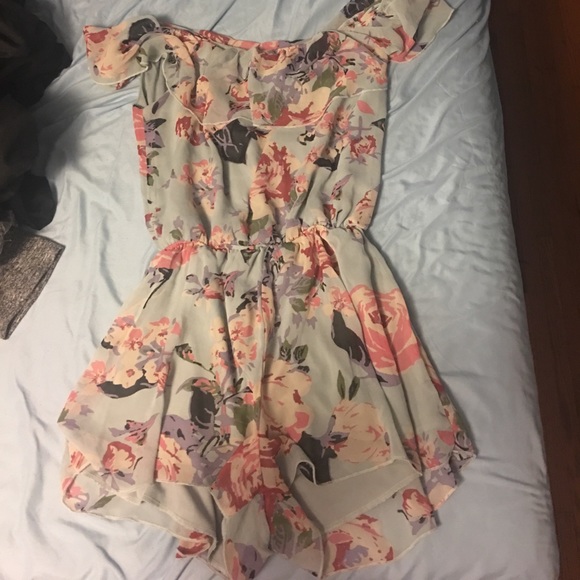 Beautiful floral romper - Picture 2 of 2