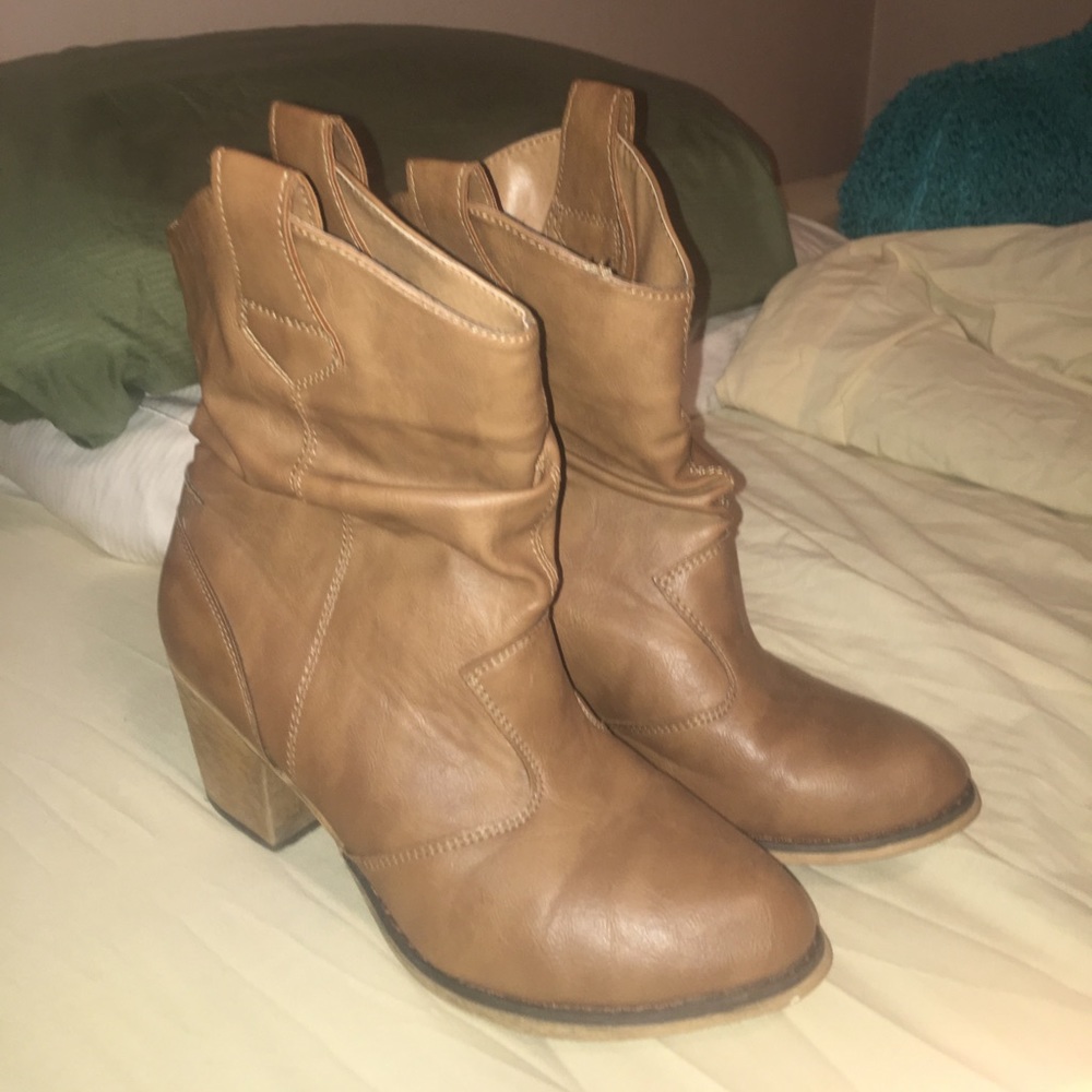 brown short cowgirl boots