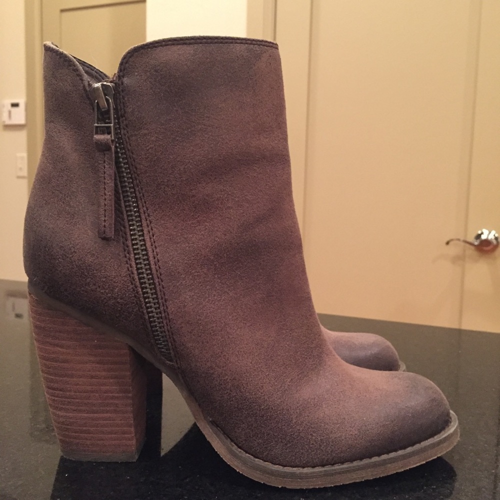 SBICCA Brown ankle booties Size 9 w/ 4" heel EUC!