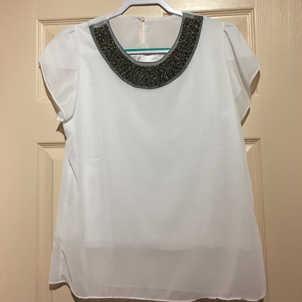 Flowy top with gorgeous neckline!!