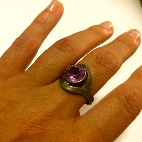Beautiful Amethyst inspired sterling silver ring - Picture 2 of 5