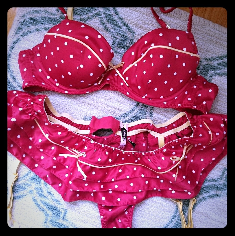 New Victoria's secret 36B L lingerie sexy garter