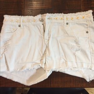 White jean short with flower trimmings