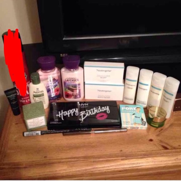 Benefit Other - Beauty bundle!