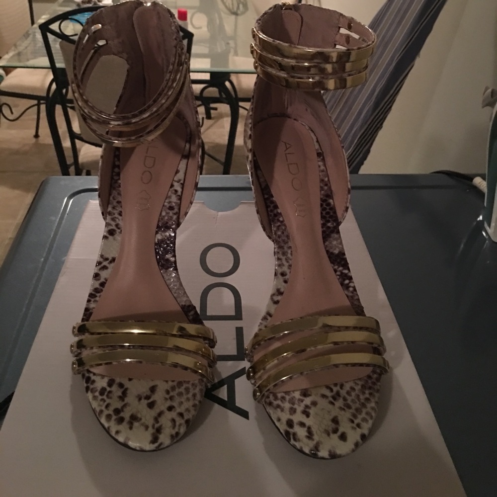 Aldo tan and brown snakeskin heels w/back zipper