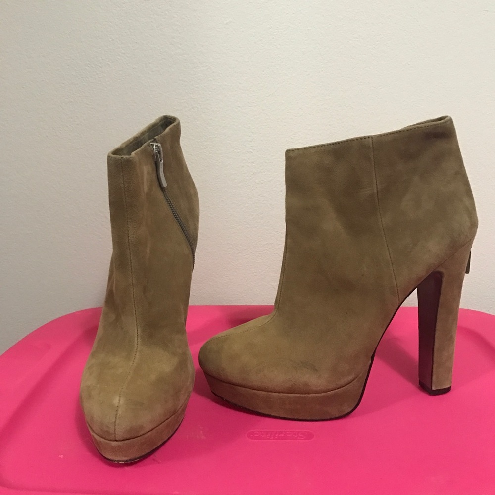 BCBG generation suede ankle boot size 8; tan