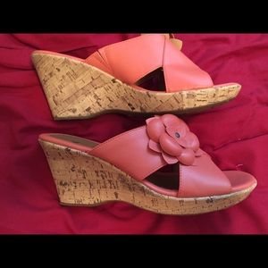 Jaclyn Smith pink flower wedge. 9.5 never worn