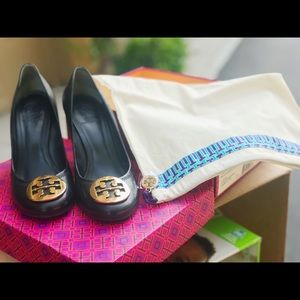 Tory Burch Sophie Wedge Mestico Blk/Gold | Size 7