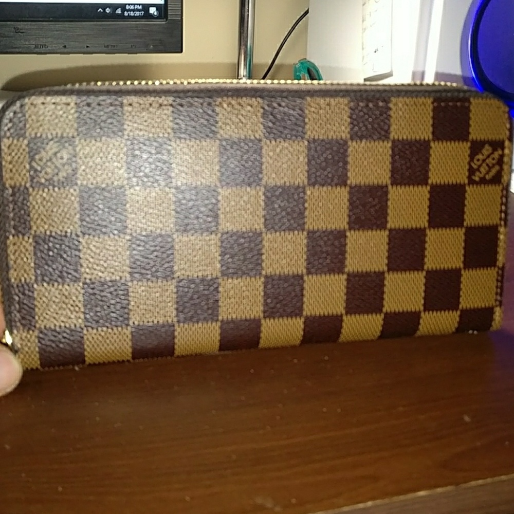 Authentic Louis Vuitton Zippy Wallet