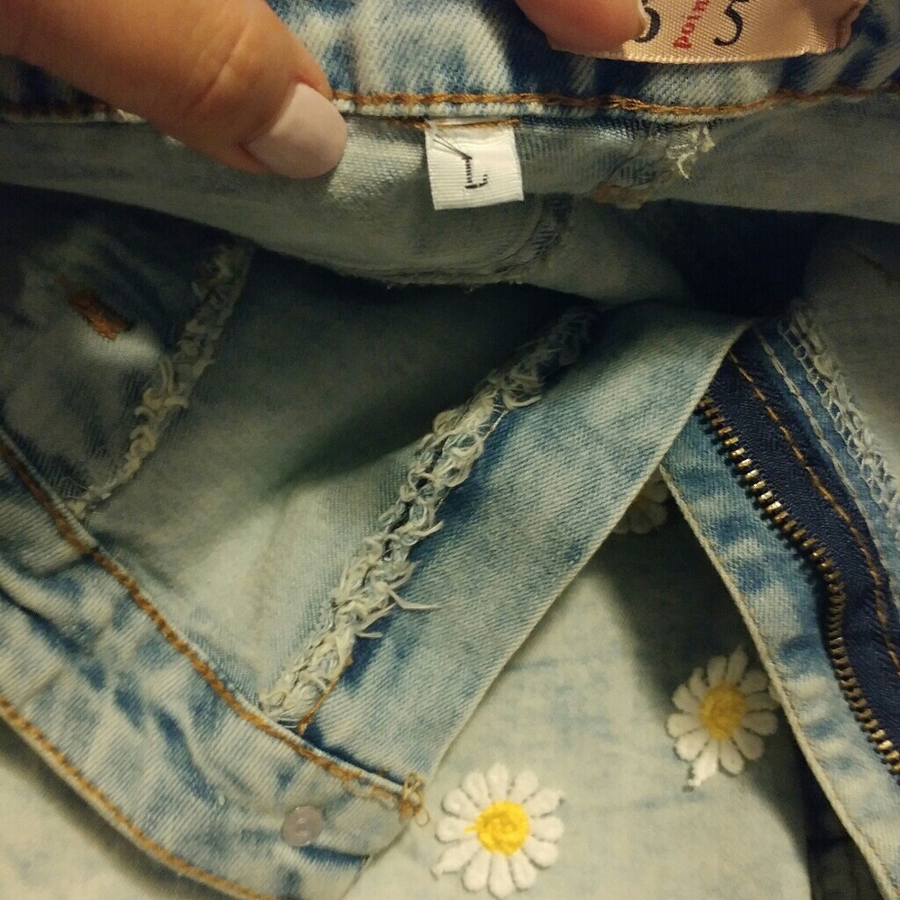 Adorable Daisy Denim Shorts - Picture 4 of 5