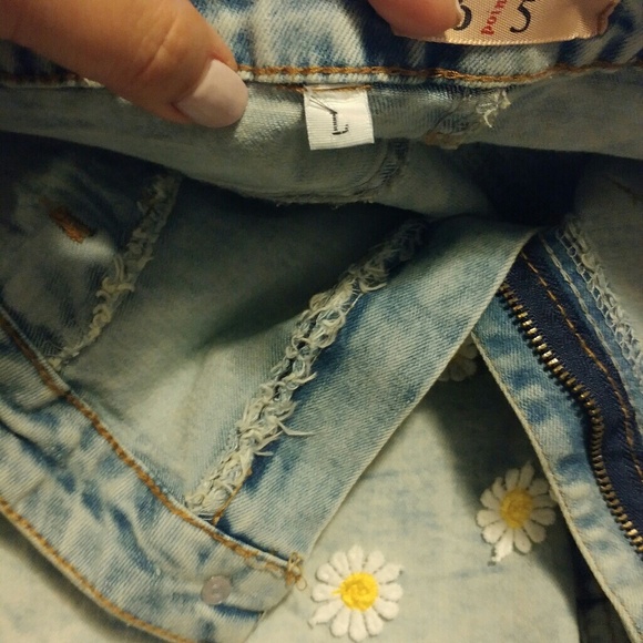 Adorable Daisy Denim Shorts - Picture 4 of 5