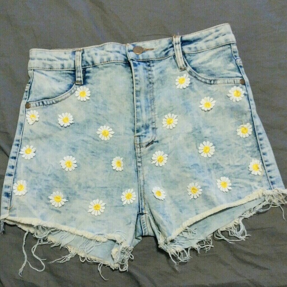 Adorable Daisy Denim Shorts - Picture 3 of 5