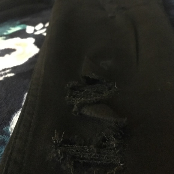 Hollister shredded skinny jeans - Picture 3 of 3