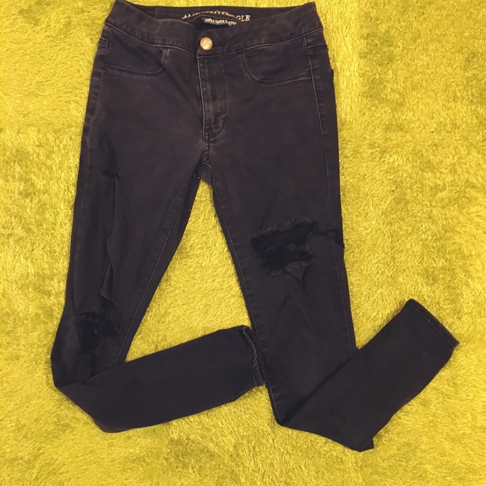AMERICAN EAGLE RIPPED JEGGINGS.