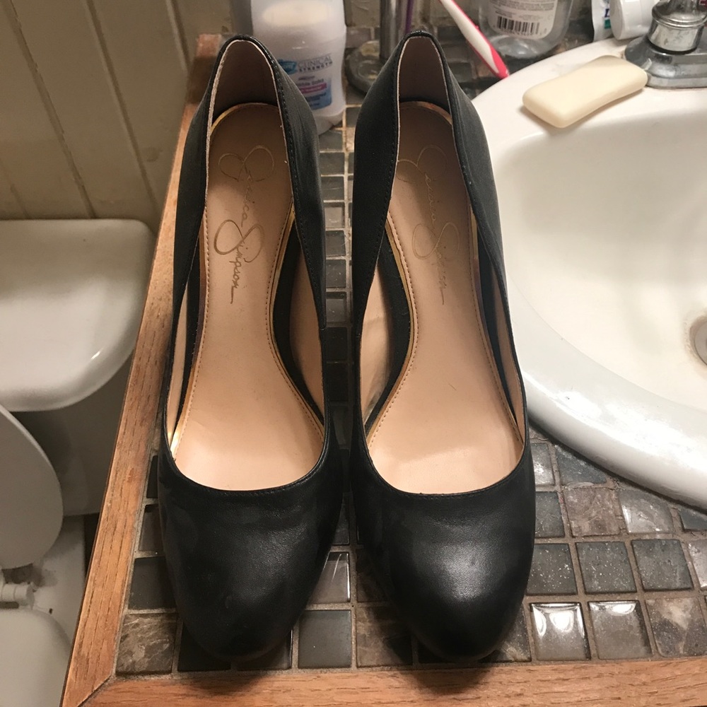 Black pumps