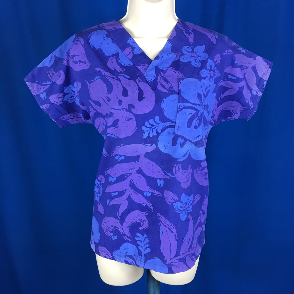 Aloha Scrub Top in Monstera Pattern size Small
