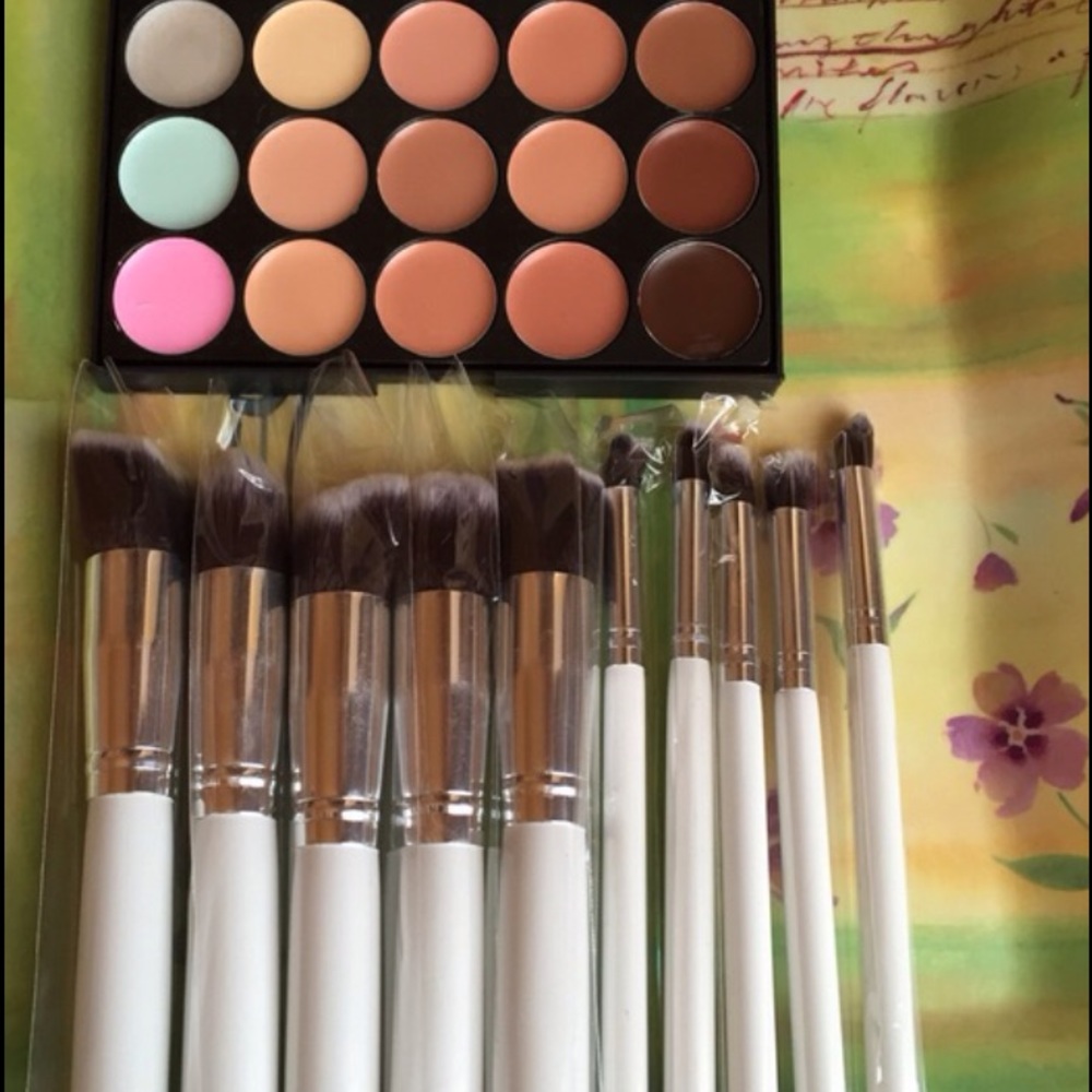 ☘️☘️New 10pcs Makeup Brushes And Contours Palette