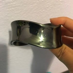 Express wave hinge bracelet