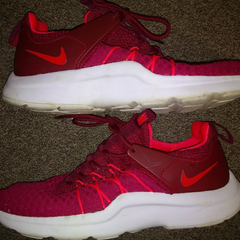 Pre loved comfy Nikes! WOULD TRADE FOR SIZE 7 NIKE