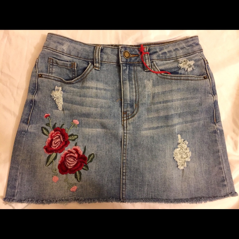 Denim skirt with rose embroideries
