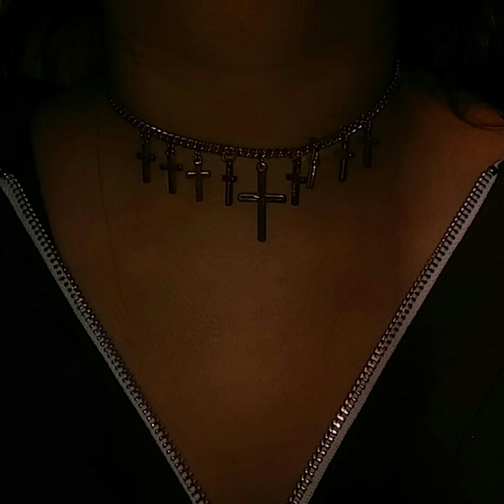 Cross choker