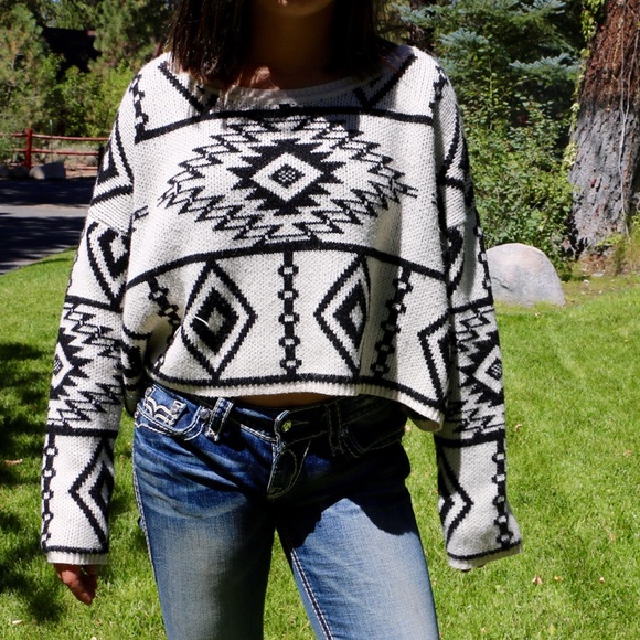 Cute white and black Aztec sweater - Picture 1 of 6