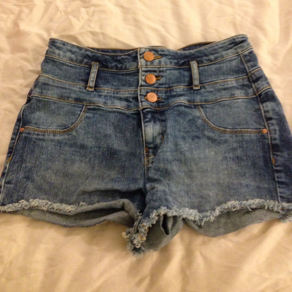 Super cute high-waisted jean shorts!