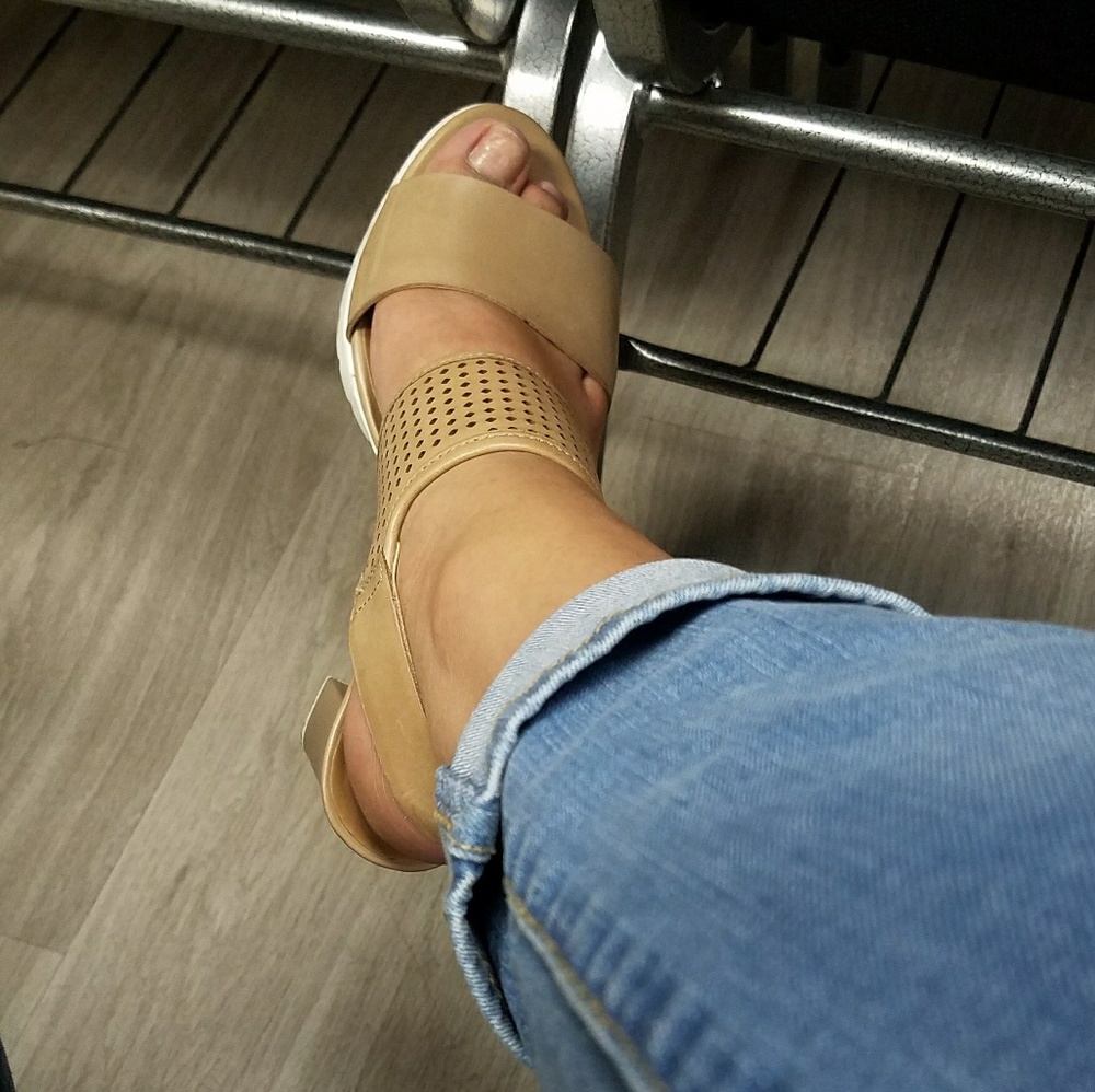 Clarks leatger nude beige heels