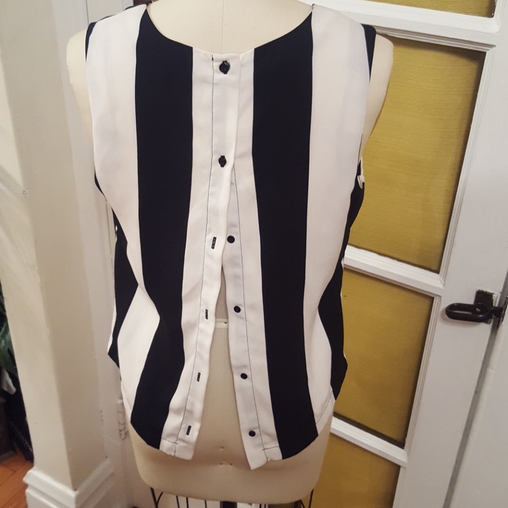 Cutest blk n white top with buttons dwn bck