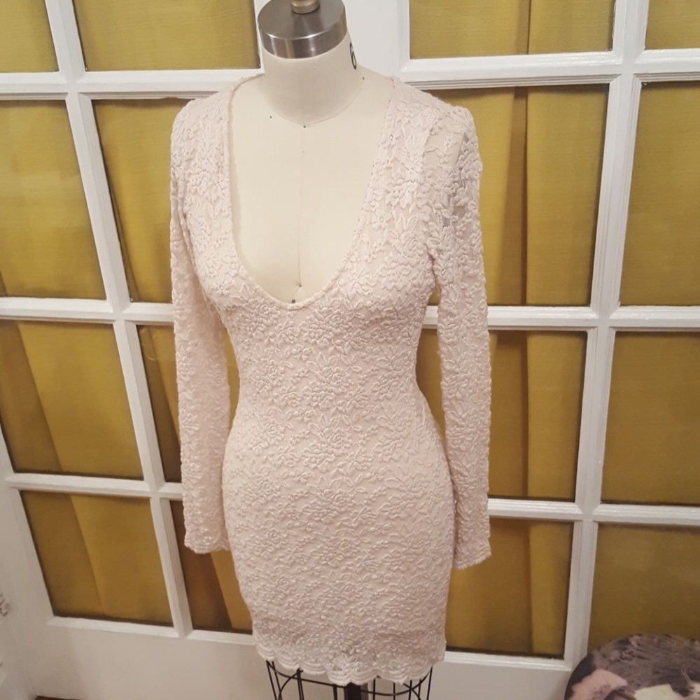 Little lace dress w/ long sleeve & sheer back