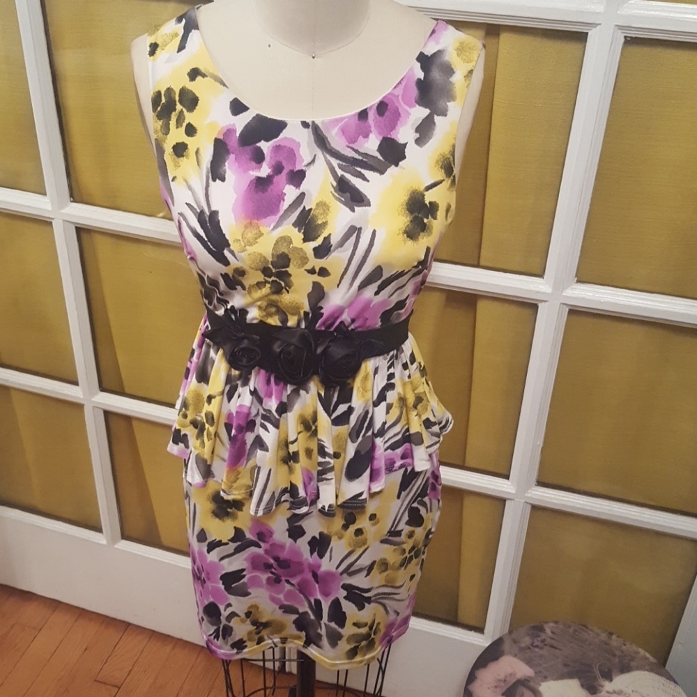 Fitted floral dress with great detail n design
