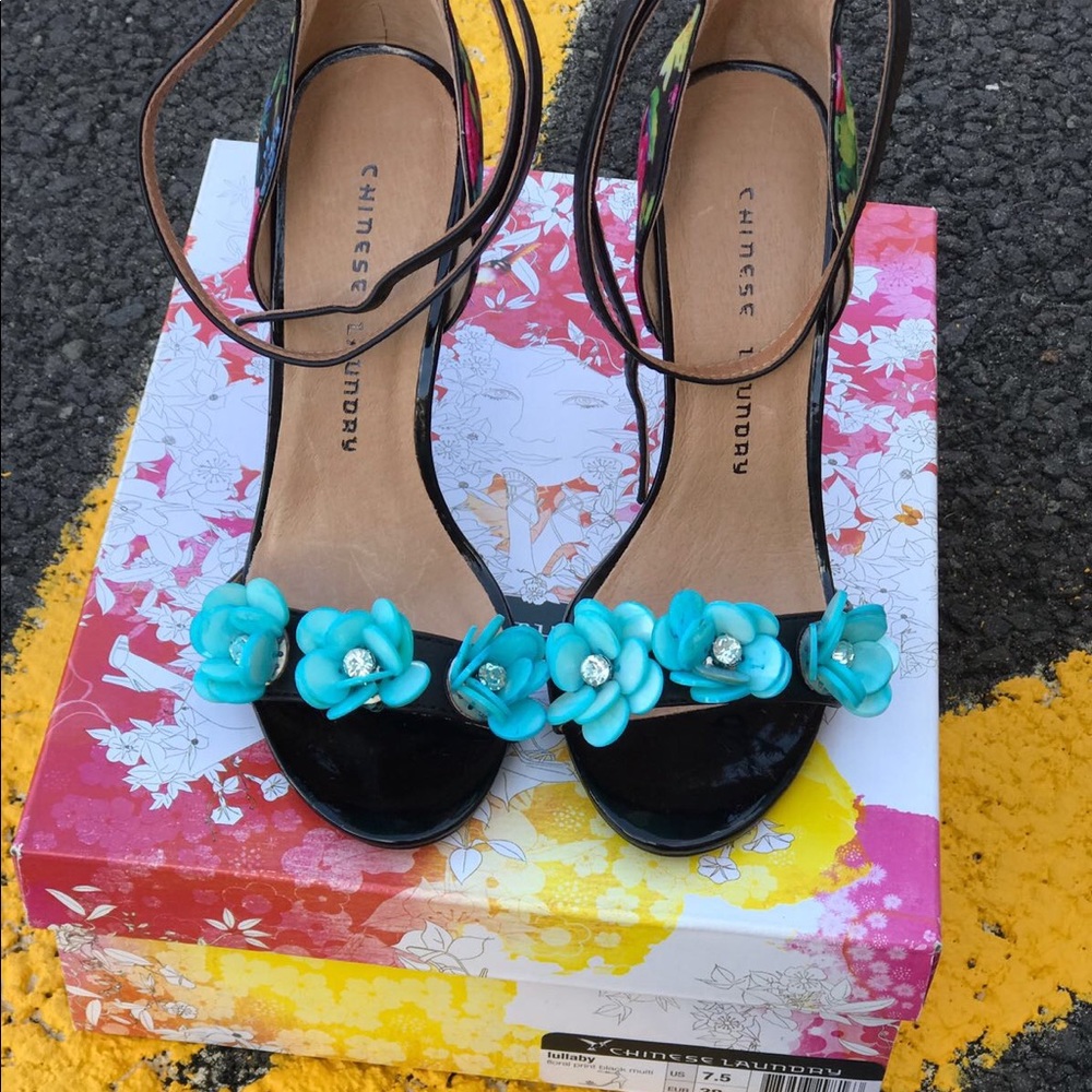 Chinese Laundry floral sandal