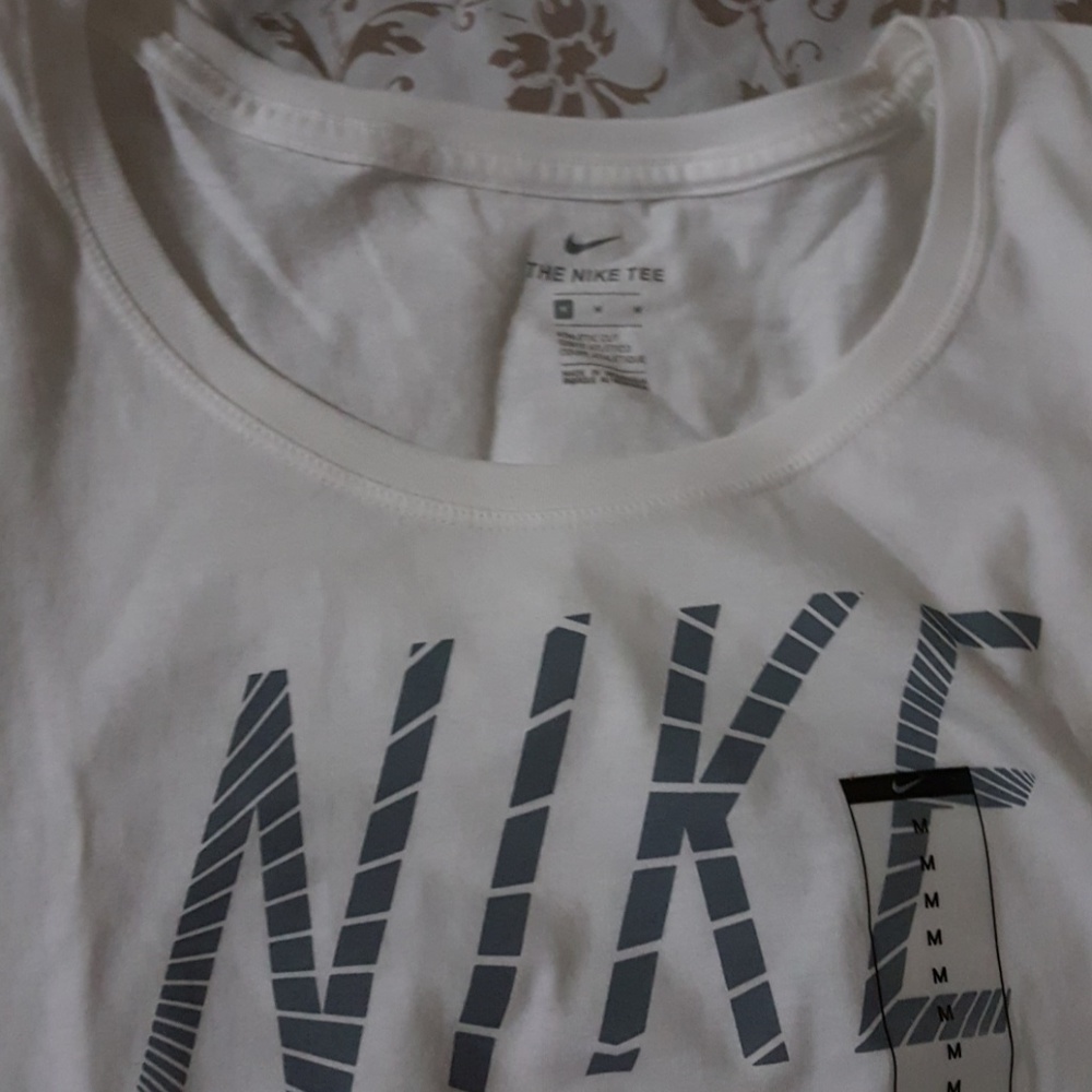 Nike tee - Picture 2 of 2