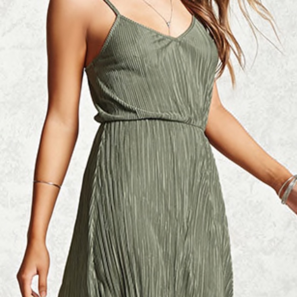 BNWT Olive Large pleated crinkle cami dress