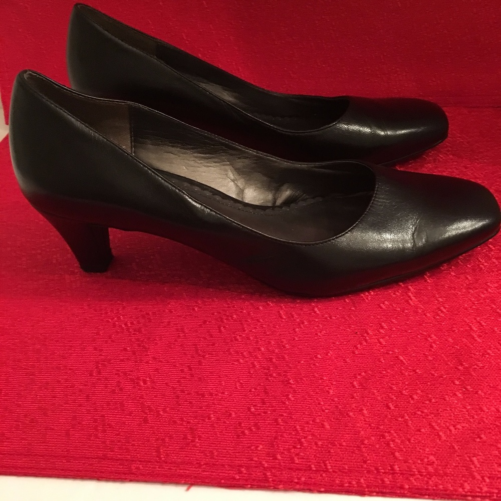 Women's Naturalizer Leather Pumps