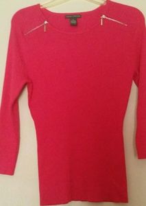 Chelsea & Theodoreribbed top w/decorative zippers