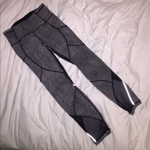 Black and white crop lululemon leggings w pockets
