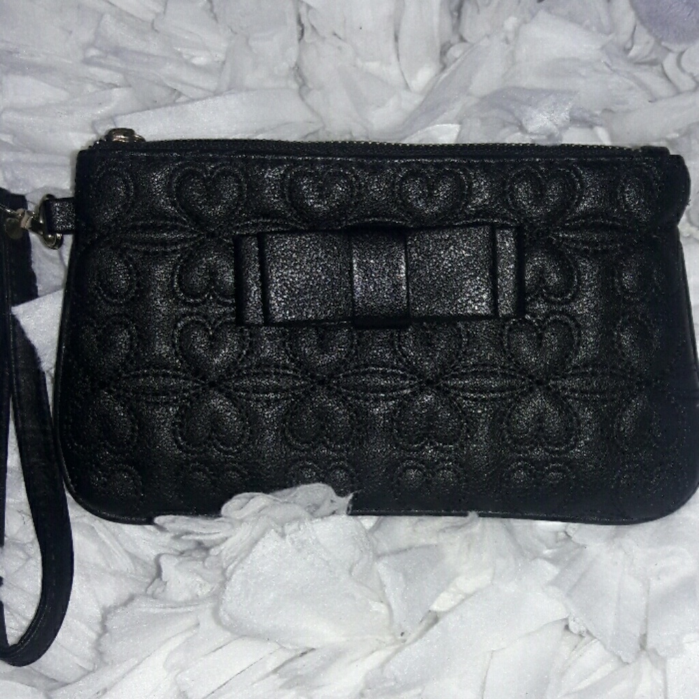 Black heart stitched wristlet