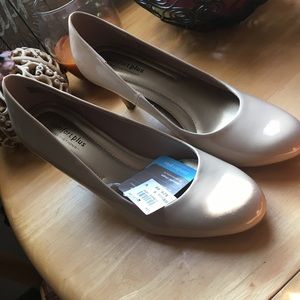 NWT nude comfort plus heels