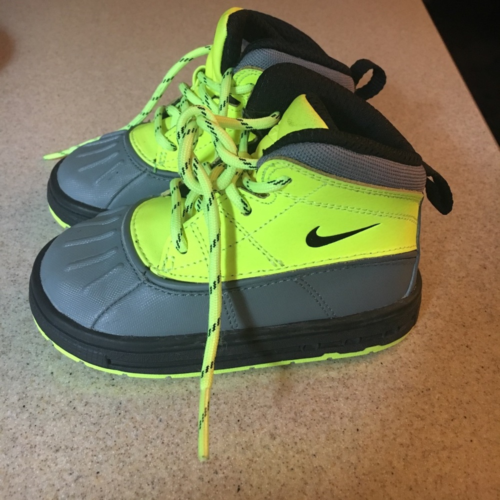Barely worn Nike stasis acg kids boots size 6c