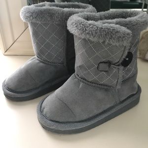 Little girls Grey 'ugg style' boot. Size 8